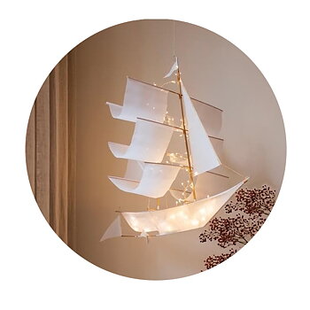 Skepp mobil Sailing Ship Kite vit Haptic lab 