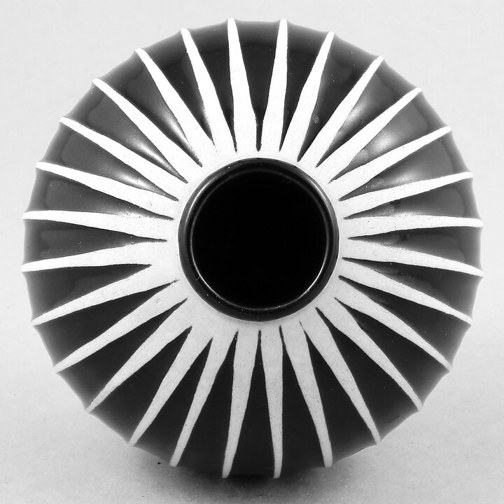 スティグ・リンドベリ　ドミノ(Domino)シリーズ  白黒の球形の花瓶  Vase 1954年 (9 cm)