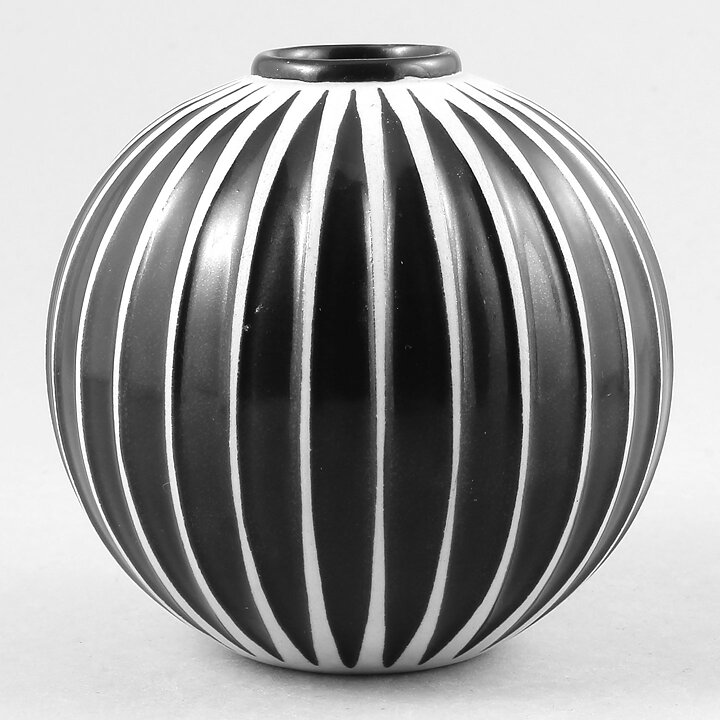スティグ・リンドベリ　ドミノ(Domino)シリーズ  白黒の球形の花瓶  Vase 1954年 (9 cm)