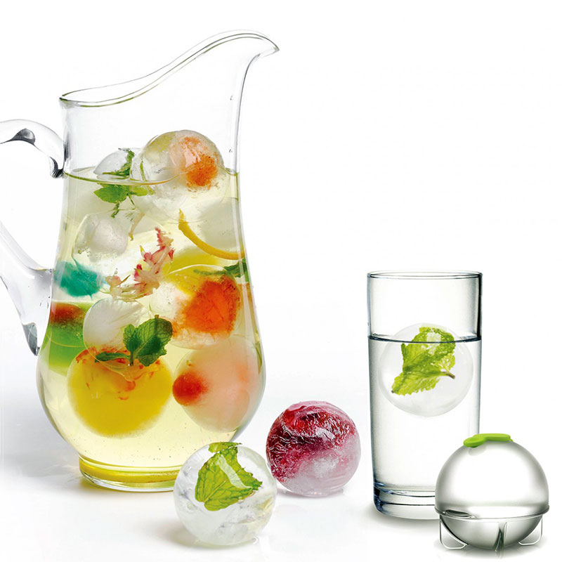 En tillbringare med lemonad och garnerade isklot och isform