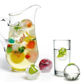 En tillbringare med lemonad och garnerade isklot och isform