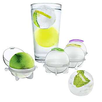 Isformar med isklot och en drink med isbollar i