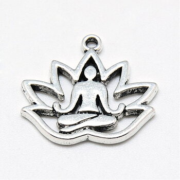 Yoga-berlocker med lotusmotiv i metall, cirka 16,5×18 mm, visade mot ljus bakgrund.