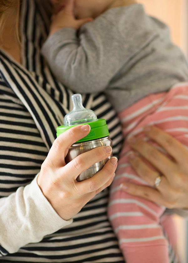 Baby i mors arme og stålsutteflaske