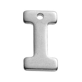 Bokstavsberlock med bokstaven I i rostfritt stål, cirka 11×6 mm, visad mot ljus bakgrund.