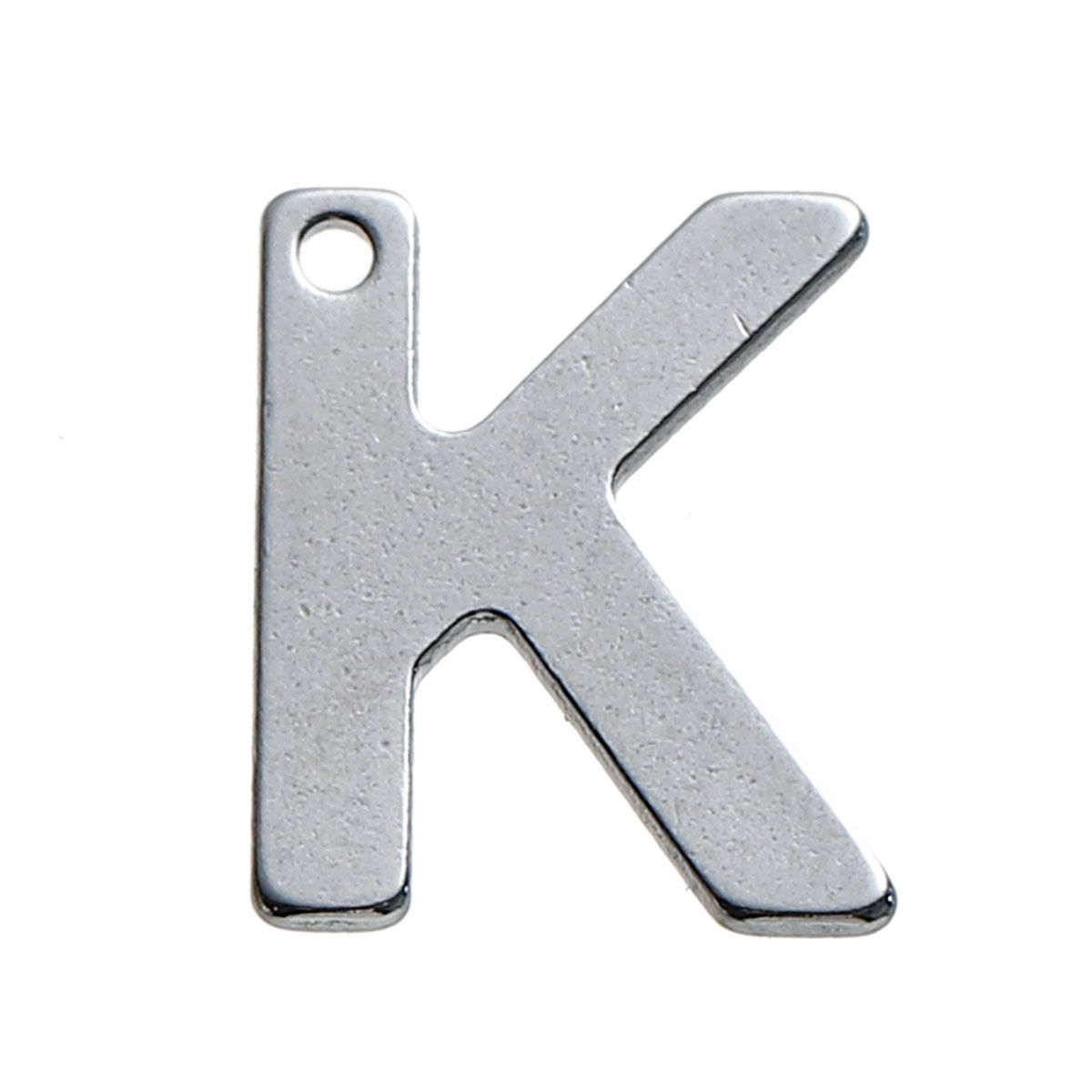 Berlock K i rostfritt stål, ca 11 × 9 mm bokstavsberlock med litet hål för kedja eller ring.
