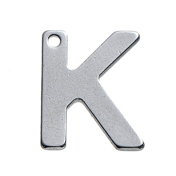Berlock K i rostfritt stål, ca 11 × 9 mm bokstavsberlock med litet hål för kedja eller ring.