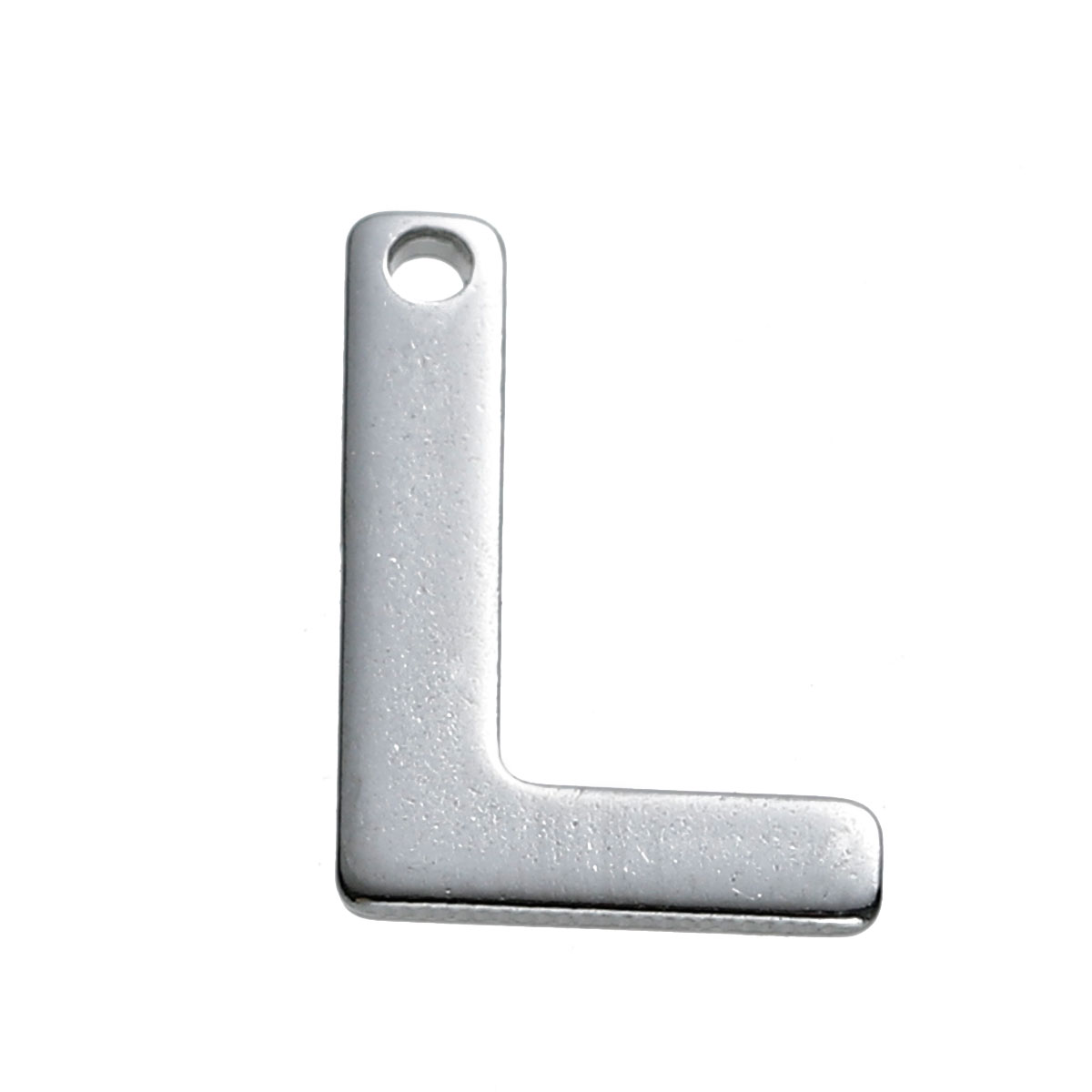 Bokstavsberlock L i rostfritt stål, platt bokstavsform ca 11 x 8 mm med hål ca 1 mm, visad i närbild.