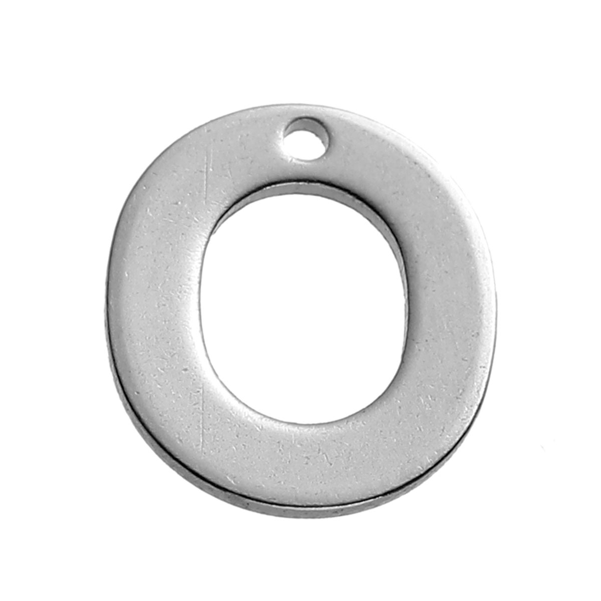 Berlock O i rostfritt stål, ca 11 × 9 mm bokstavsberlock med litet hål för kedja eller ring.