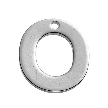 Berlock O i rostfritt stål, ca 11 × 9 mm bokstavsberlock med litet hål för kedja eller ring.