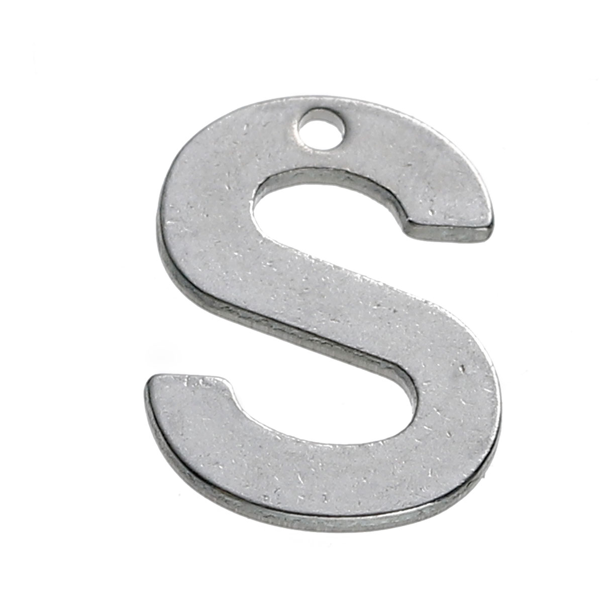 Bokstavsberlock S i rostfritt stål, platt bokstav ca 11 x 8 mm med hål ca 1 mm, visad i närbild.