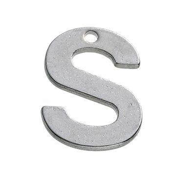 Bokstavsberlock S i rostfritt stål, platt bokstav ca 11 x 8 mm med hål ca 1 mm, visad i närbild.