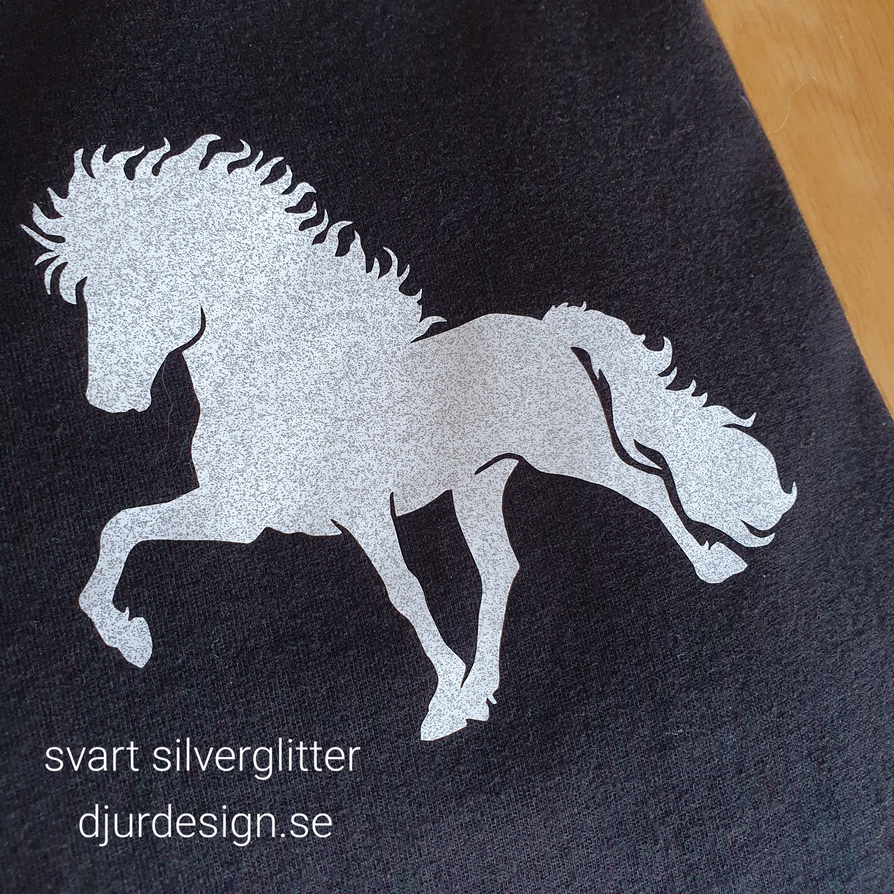 Nr 117 T-tröja dam Svart tryck islandshäst i silverglittrig - 4
