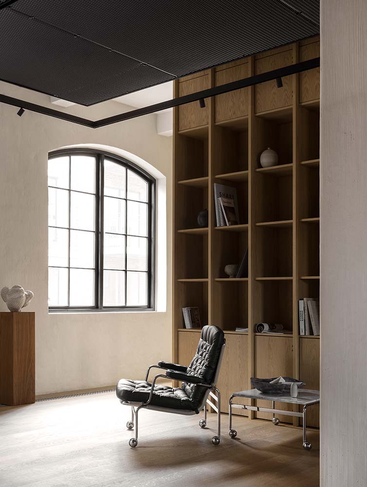 Karin 73 Armchair (Elmorustical Leather) -Dux - 10