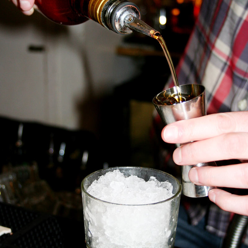 Mäter sprit med Barmått Jigger