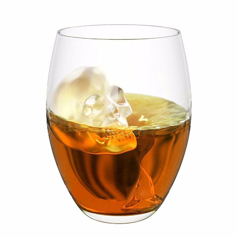 Dödskalle-isbit i whisky
