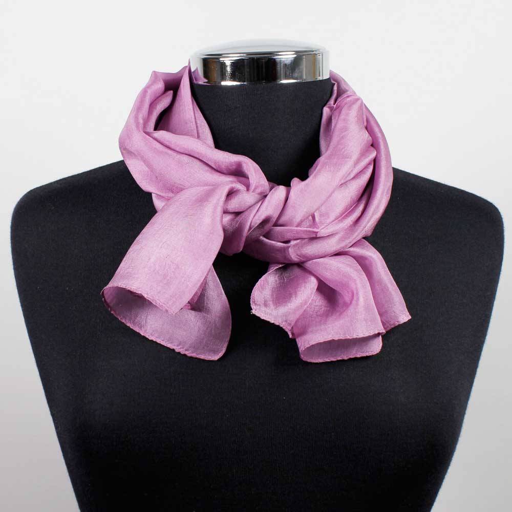 Mjuk, len och fjäderlätt violett sidenscarf med fin sidenmatt glans och vackert fall.