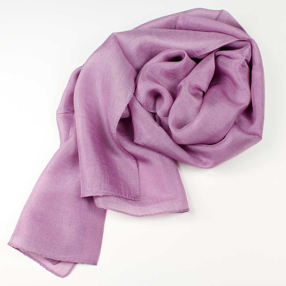 Mjuk, len och fjäderlätt violett sidenscarf med fin sidenmatt glans och vackert fall.
