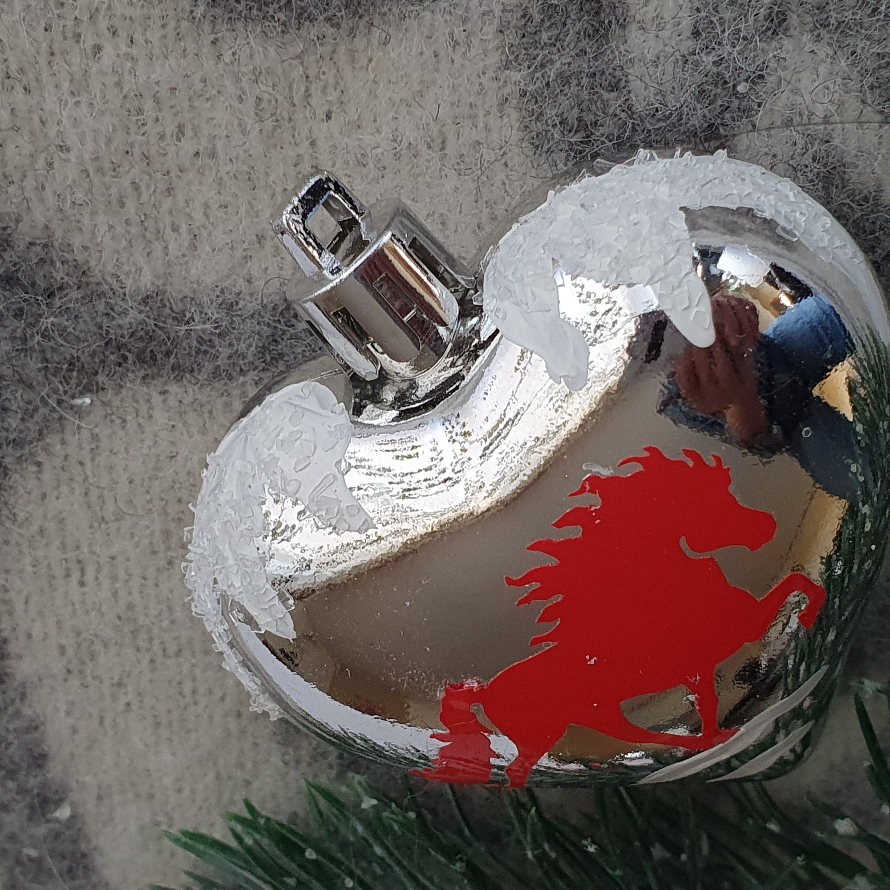 Nr 05 Julkula silver blank hjästa med röd islandshäst snö på toppen - 2