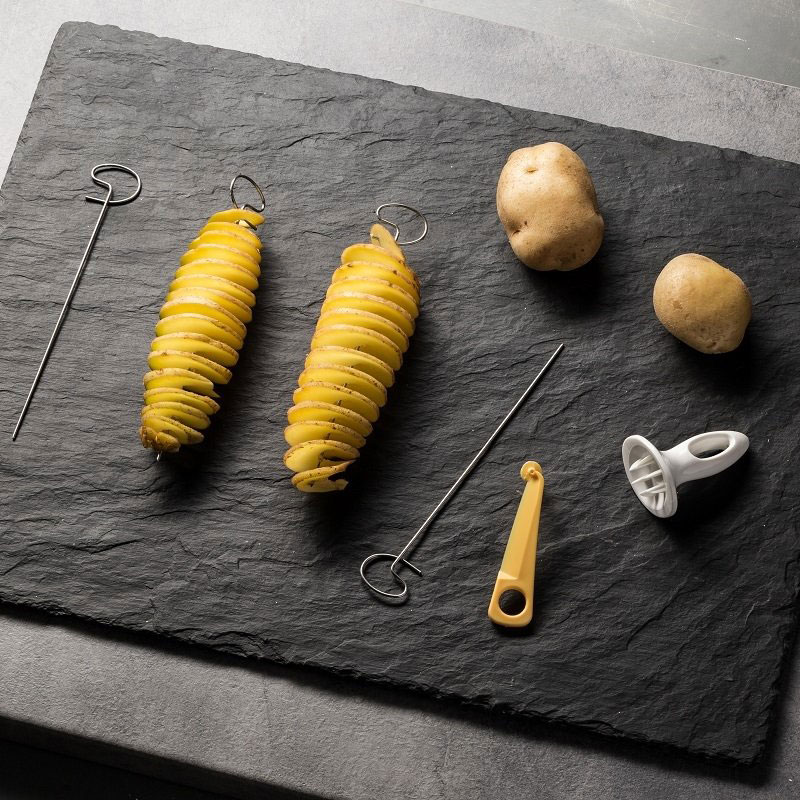 Potatis-twister på svart stenskiva