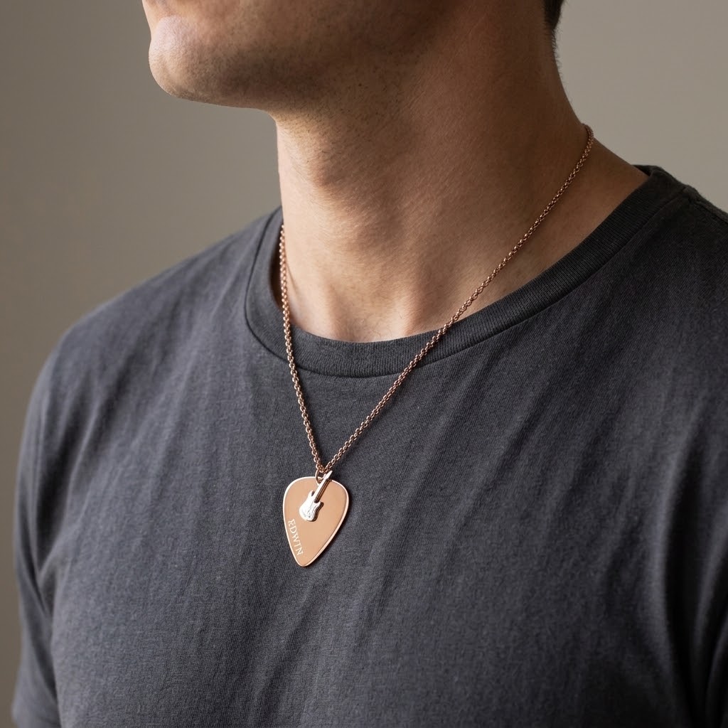 Guld plektrum med gitarr, Halsband med gravyr - Rostfritt stål - 3