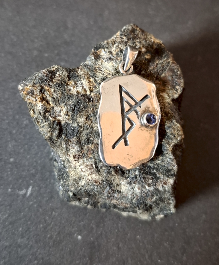 Binding Rune Hänge i Silver,  Confidence / Självförtroende