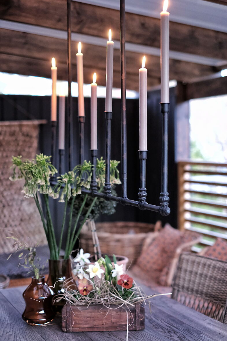 Ljuskrona i shabby chic stil med levande ljus