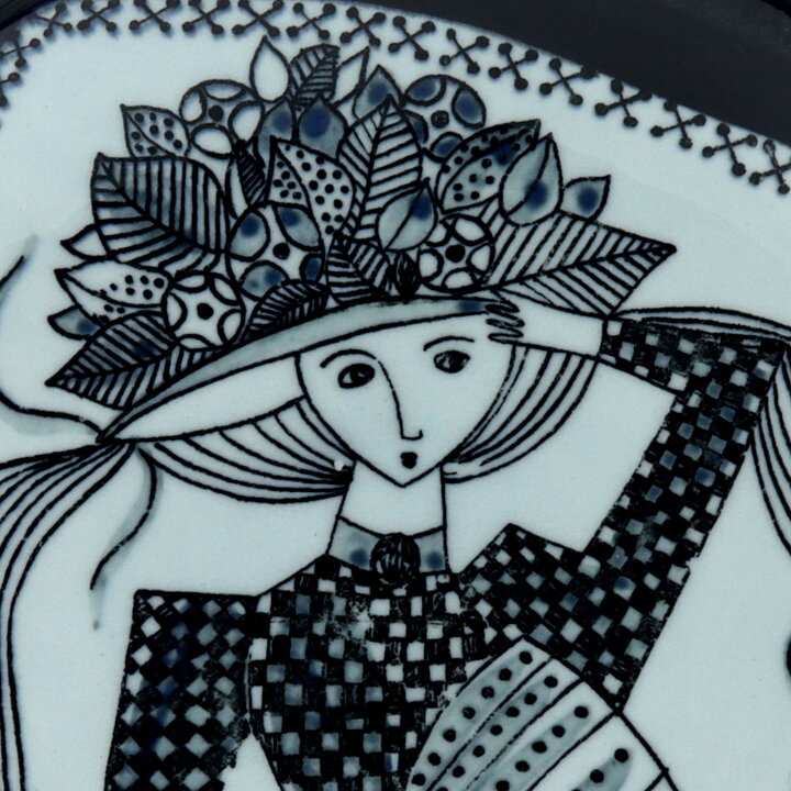 シルヴィア・レウショヴィウス  女性がモチーフの陶板   Wall Plaque  (15cm)  1950年代 (1)
