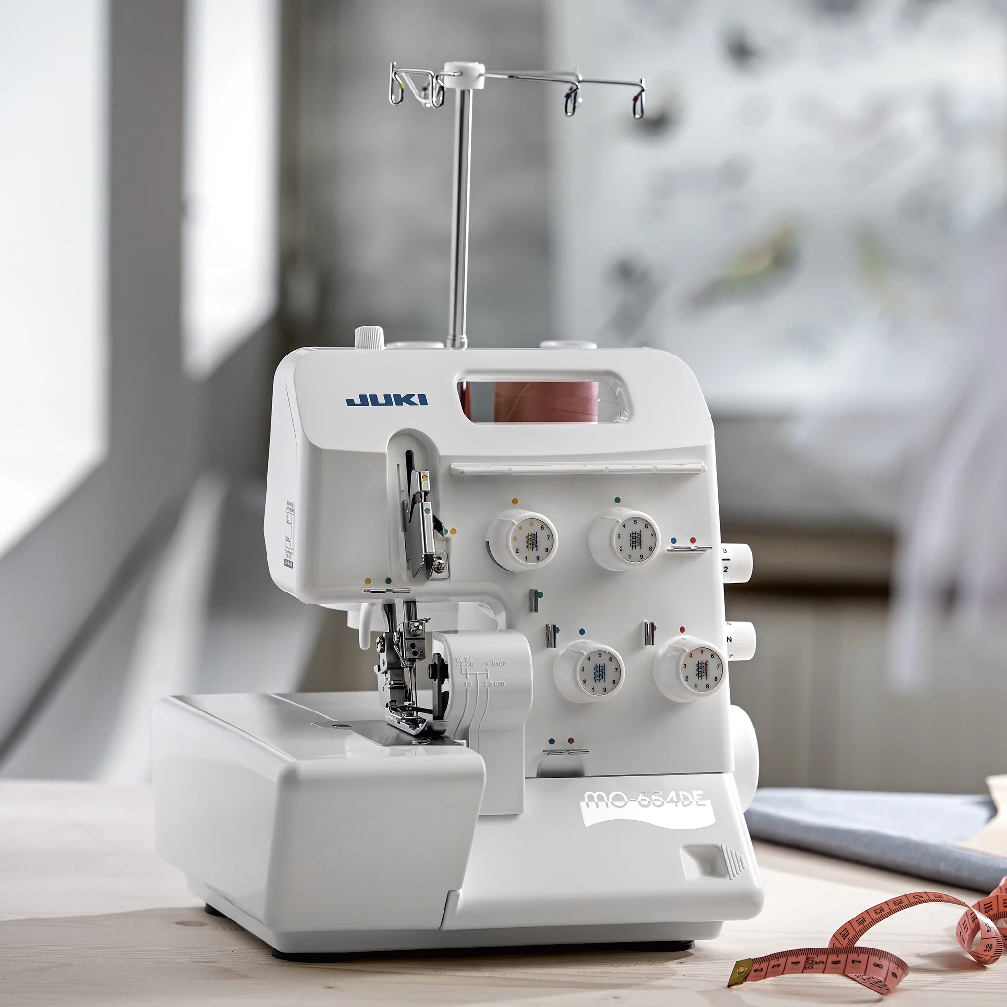 JUKI  MO-654DEN. 2-nål, 2/3/4-trådig overlock. MO-654DE är enkel och användarvänlig och vi kan garantera dig en trogen partner! - 2
