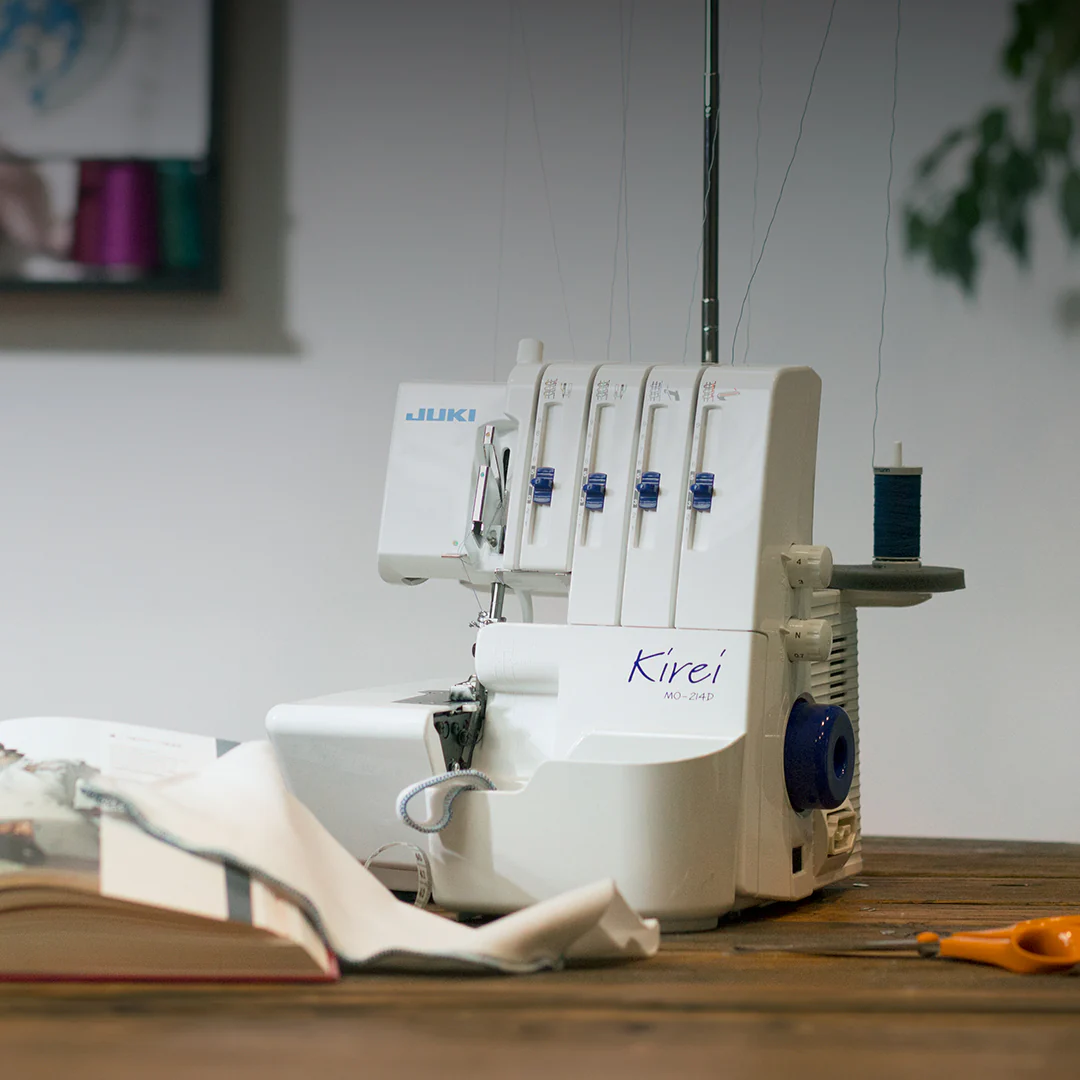 JUKI MO-214D. 2-nål, 2/3/4-trådig overlock.  MO-214D är en uppfräschad version av MO-114D med en ny design, LED-belysning samt att en avfallsamlare och blindsömsfot ingår! - 2