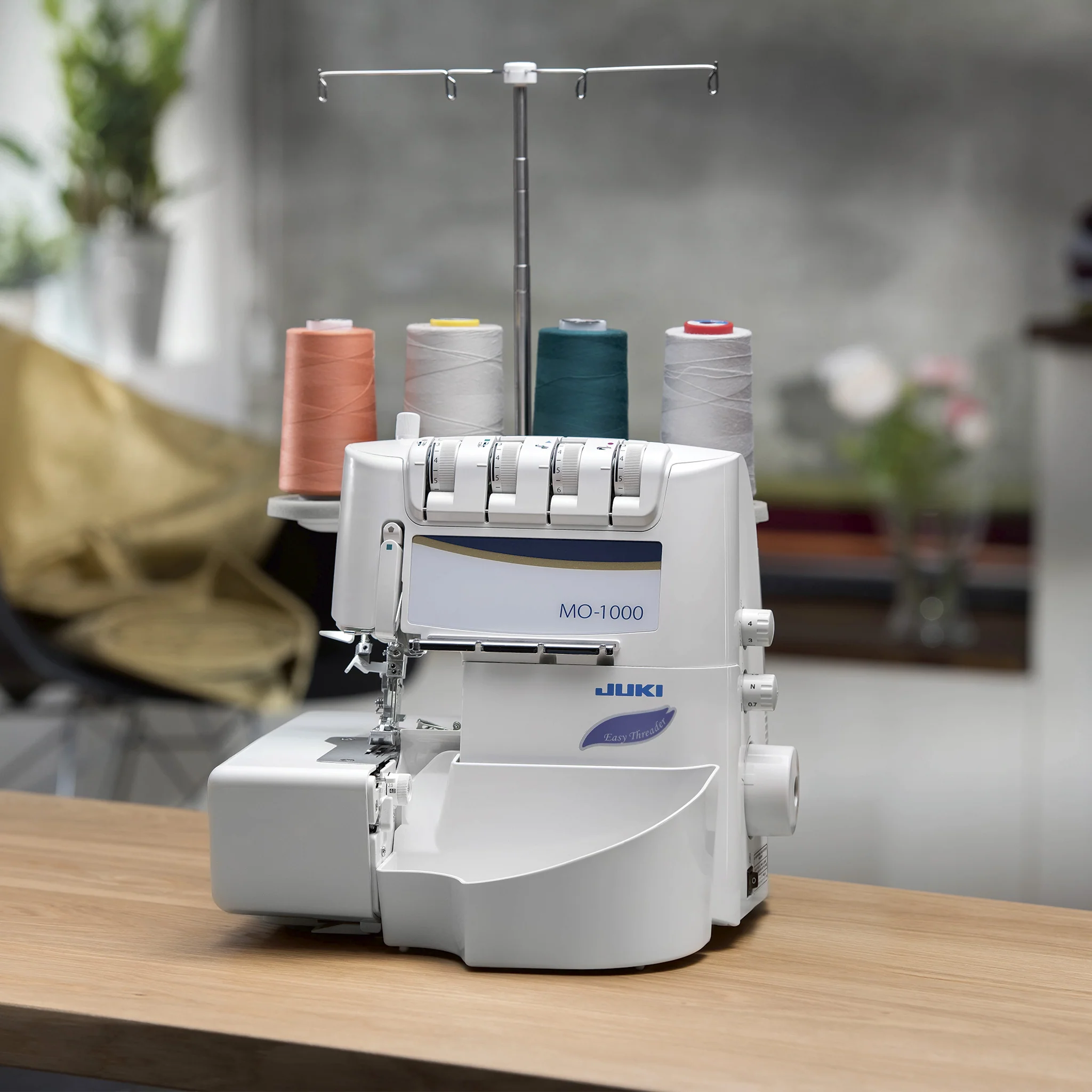  JUKI  MO-1000. Automatisk luftpåträdning, automatisk nålpåträdare och ljudreducering. - 2