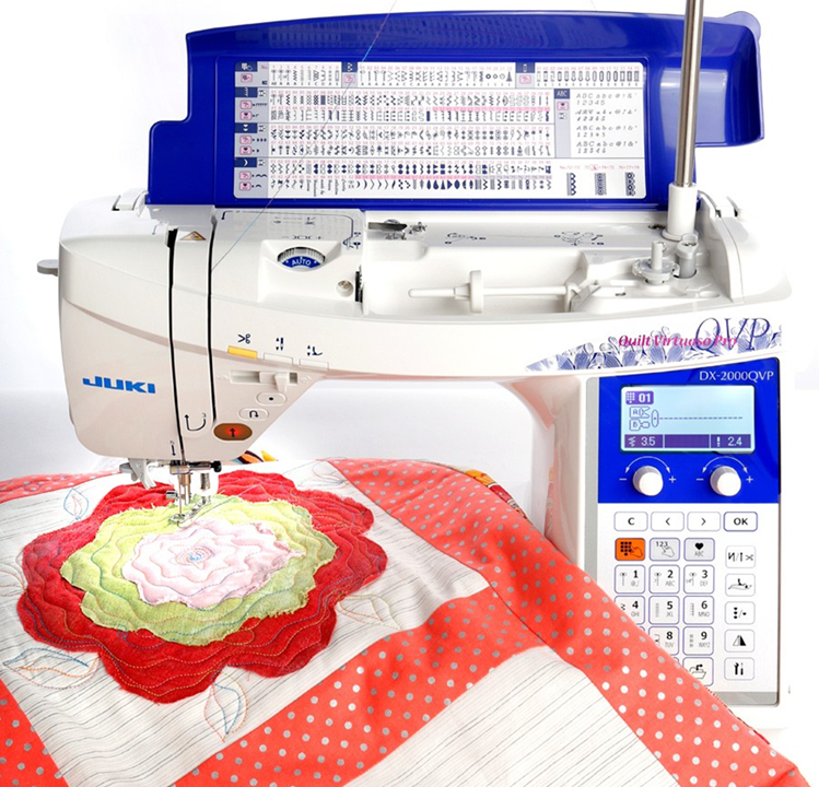 JUKI DX-2000QVP.  Vår quiltmaskin. Extra stort utrymme mellan nål och arm samt många roliga quiltfötter medföljer.