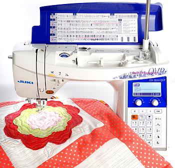 JUKI DX-2000QVP.  Vår quiltmaskin. Extra stort utrymme mellan nål och arm samt många roliga quiltfötter medföljer.