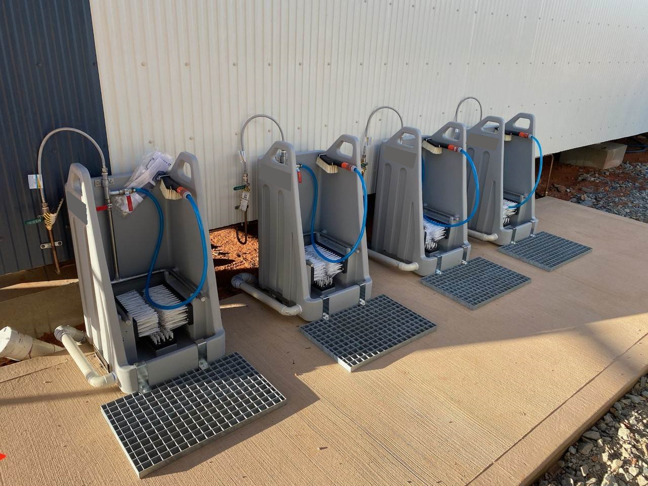 Installation utomhus med stöveltvätt Gentus 100.