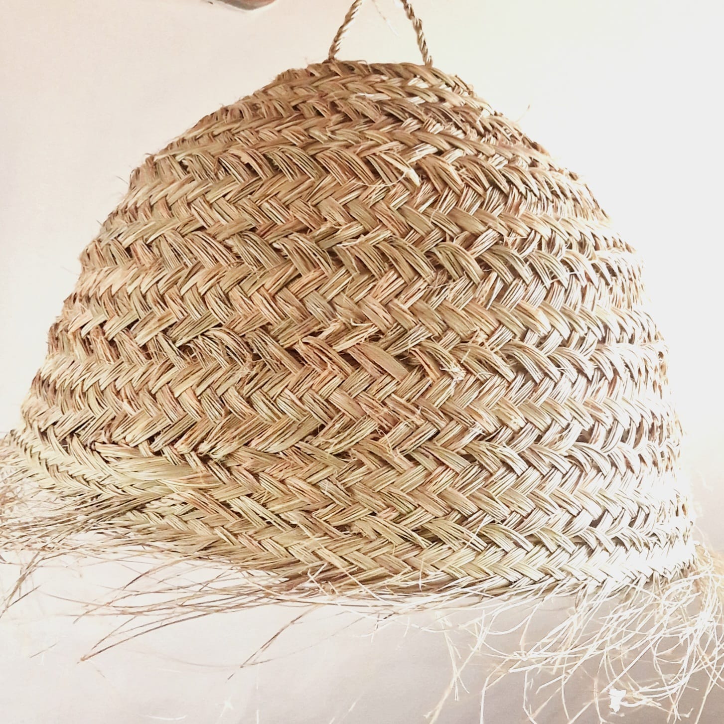 Natürliche Lampe in Form einer Stahlkuppel