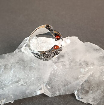 Kobra Ring med röd glas pärla 