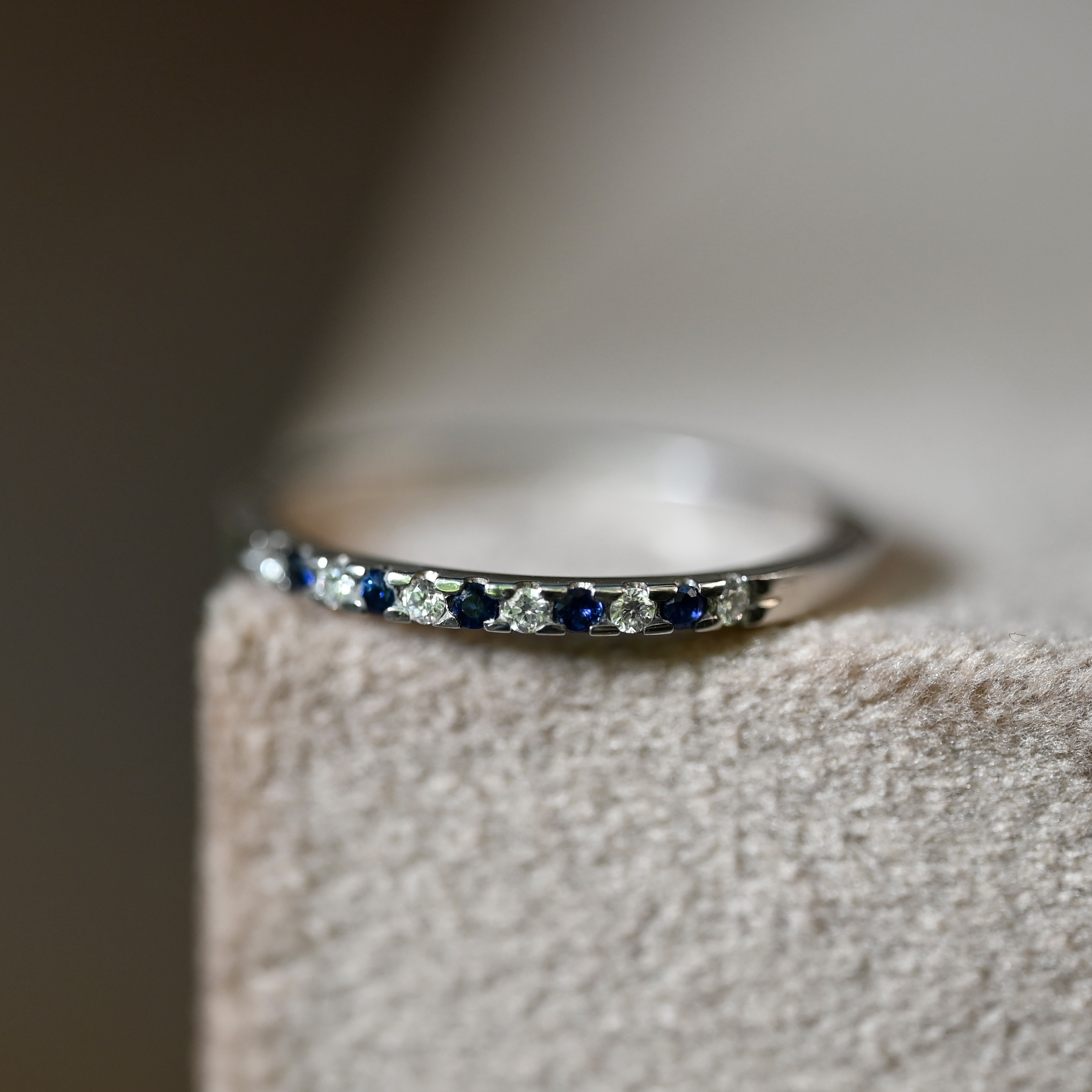 Ring Ellinor handgjord safirer diamanter vitguld 18 karat
