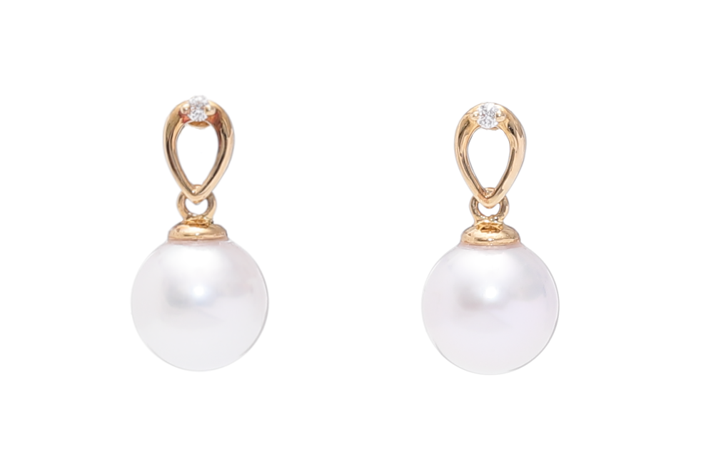 AAA-Quality Akoya pearl earrings set in gold with diamonds 7.5-8mm