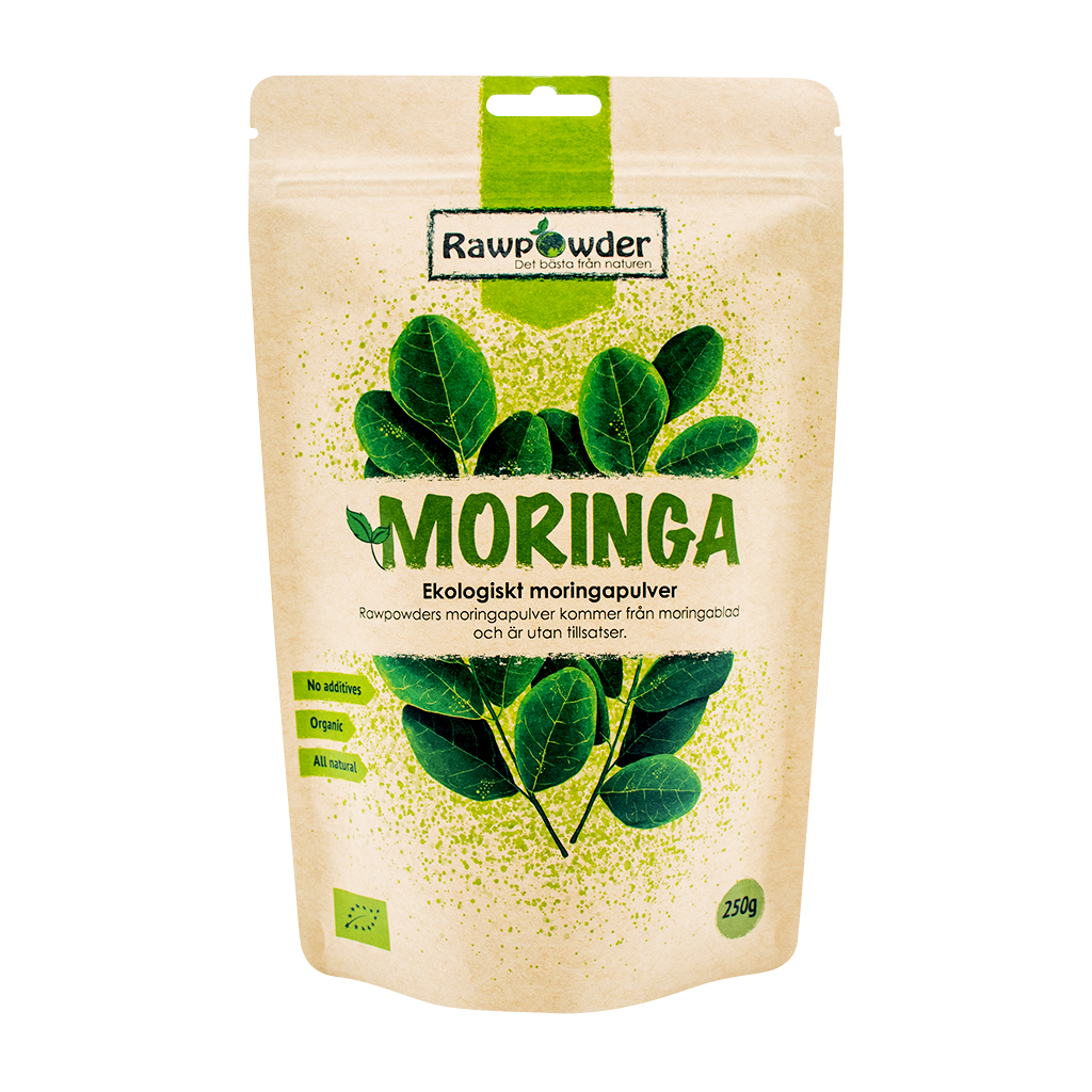 En ljusbrun stående papperspåse med grön text som säger Moringa