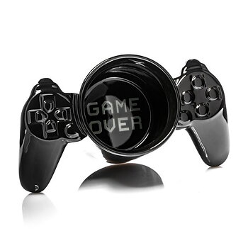 Gaming-mugg med spelkontroller som handtag och texten game over i botten