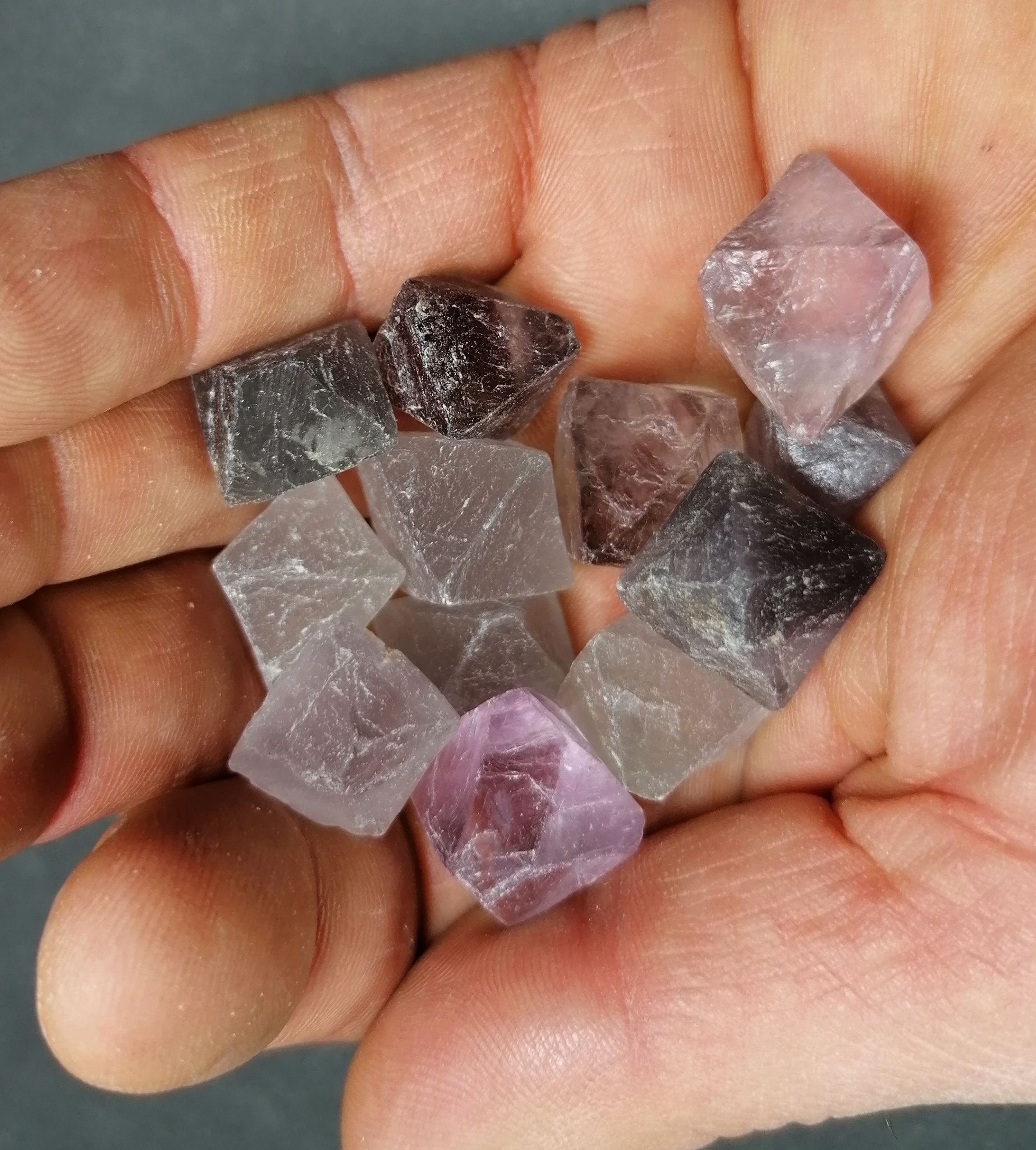 Fluorit (Flusspat), Lila/Blå/Vit/Grå/Grön   oktraeder  - 2