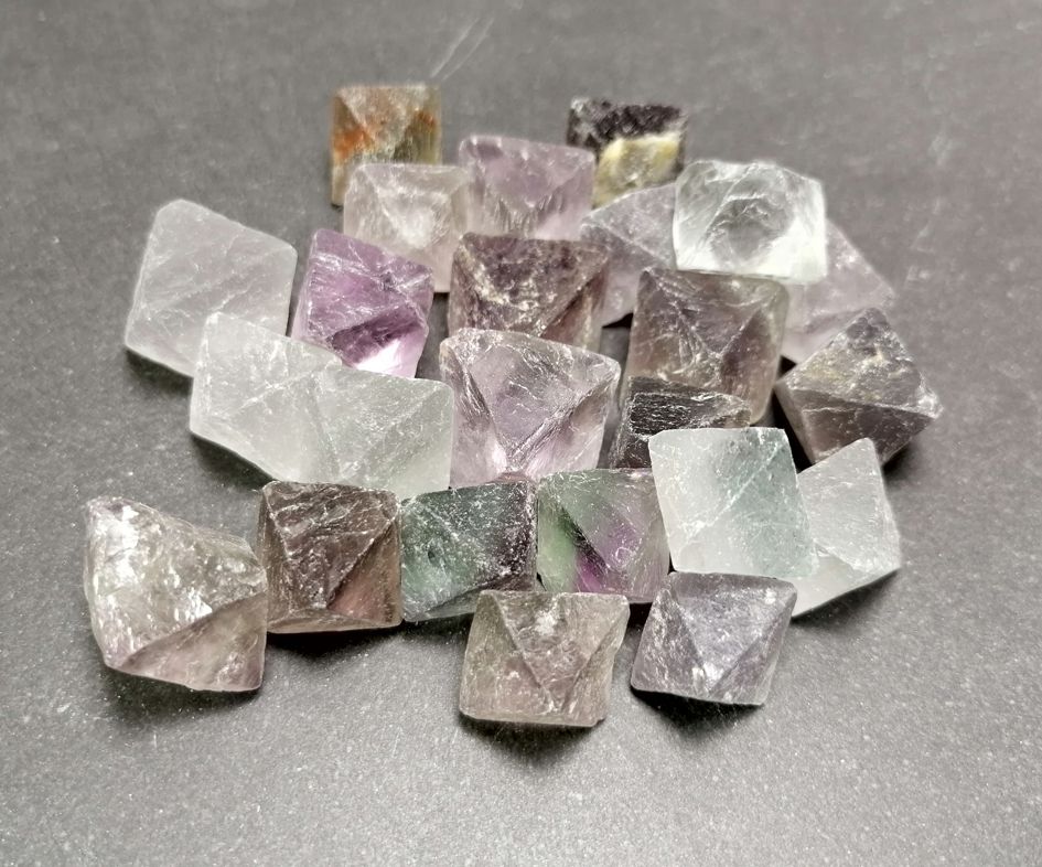 Fluorit (Flusspat), Lila/Blå/Vit/Grå/Grön   oktraeder 