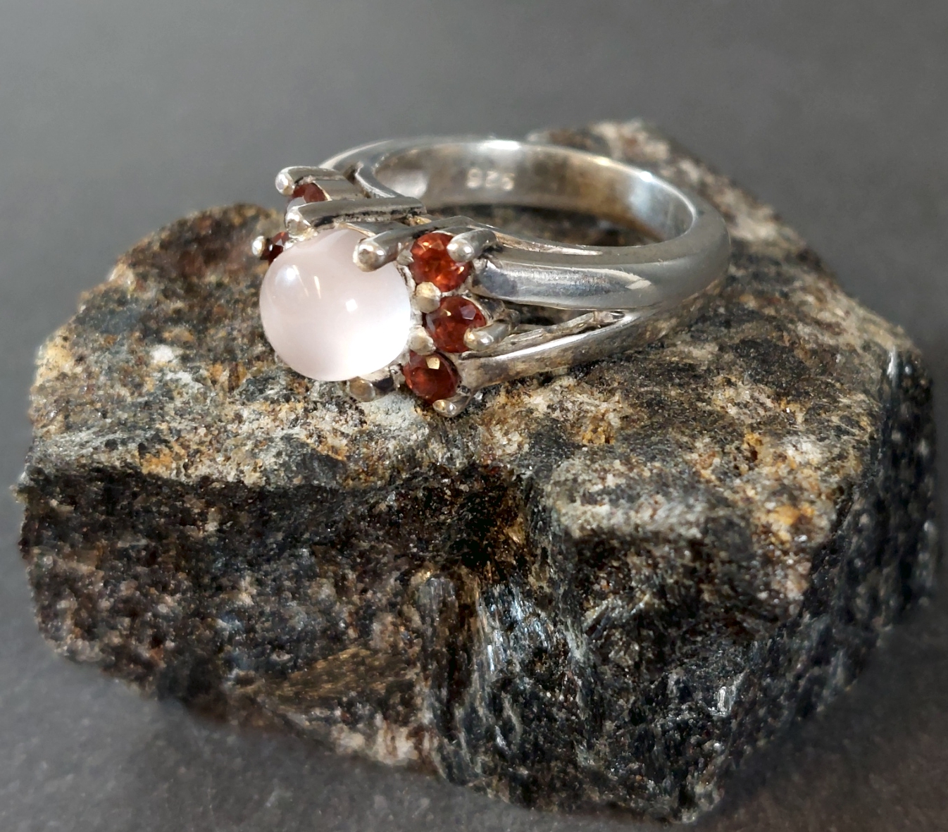 Silverring med Månsten och Granat