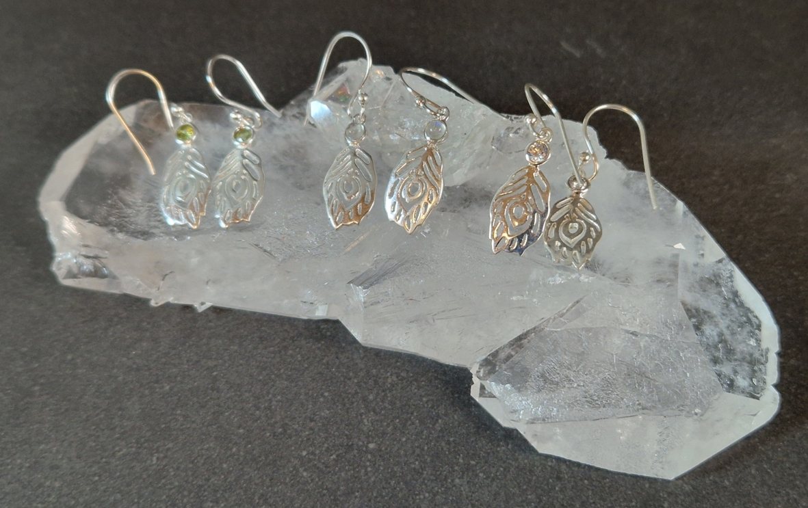 Löv Örhängen i silver med rund cabochon.
