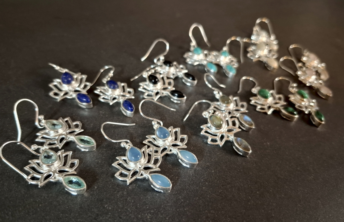 Lotus örhängen i silver med cabochon 