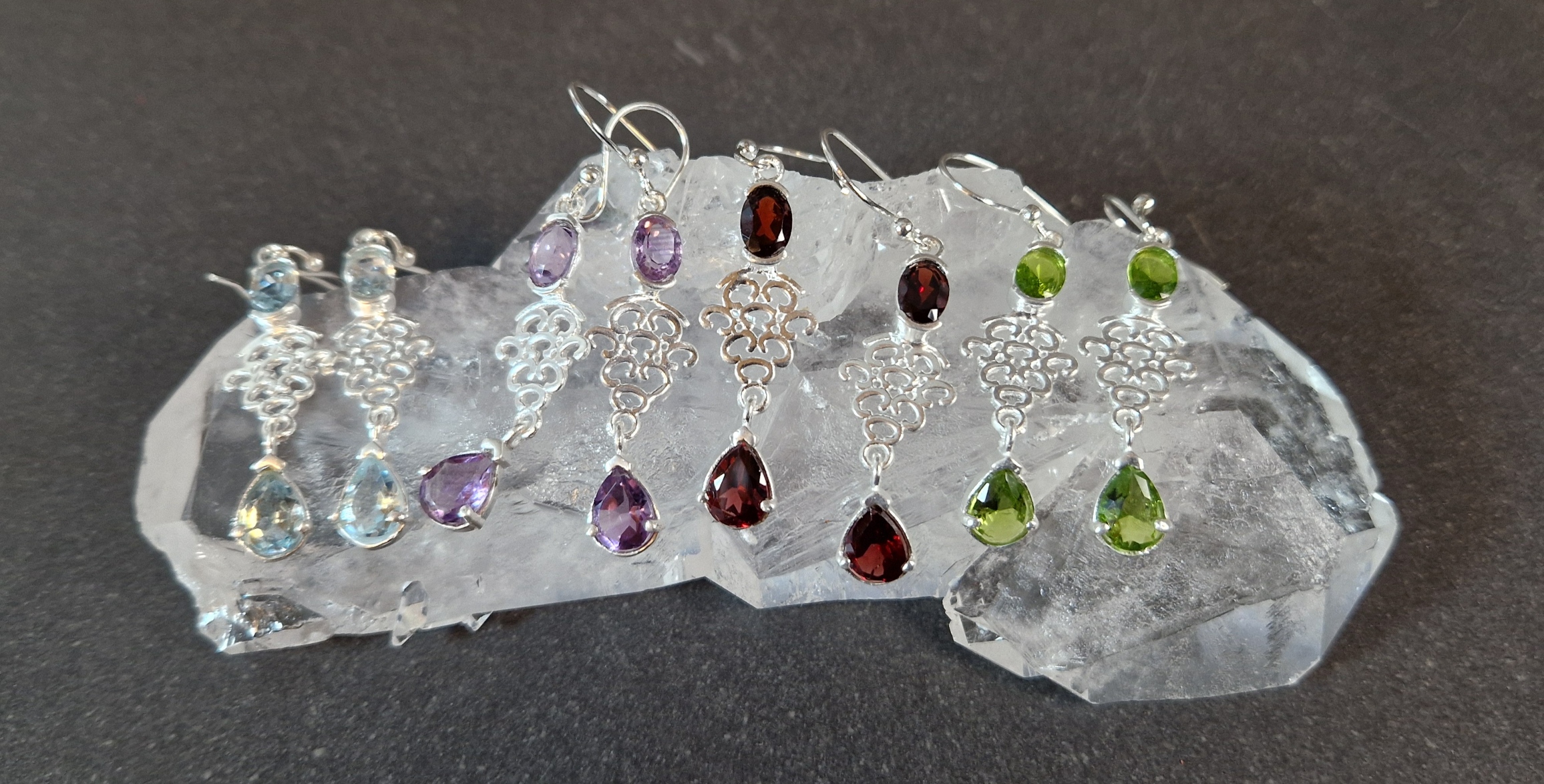 Örhängen i silver med två fasettslipade cabochoner  