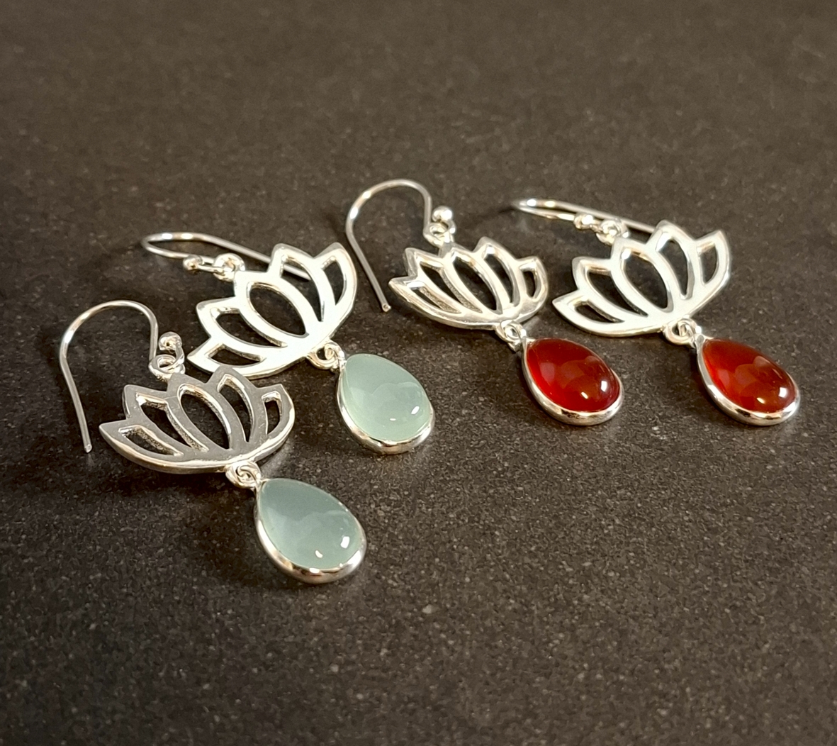 Silver Örhängen med Lotus och Cabochon Droppe i Sten
