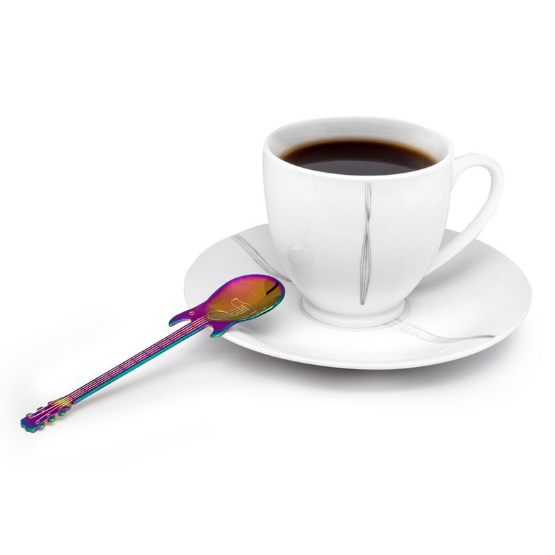 gitarr-tesked med kaffemugg