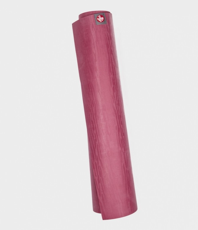 Ihoprullad rosa yogamatta