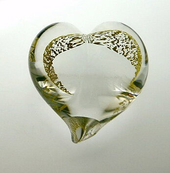 Clear Gold Corazón, Medio